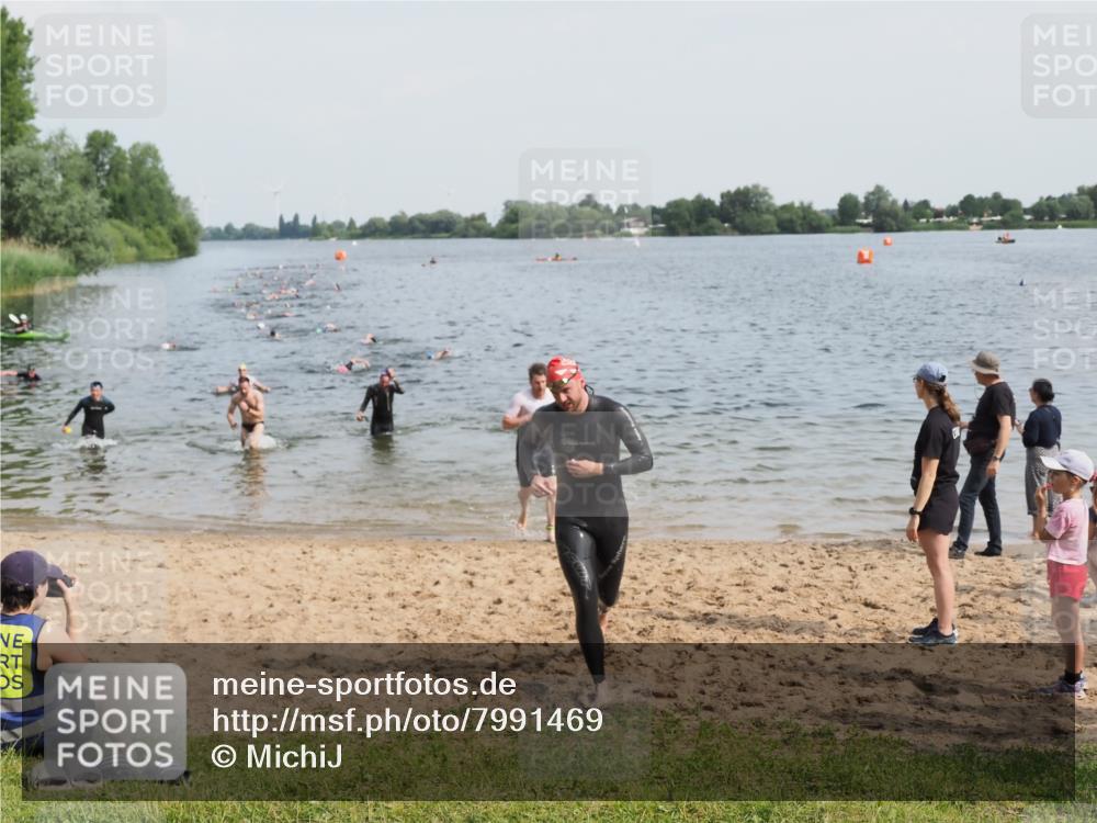 21.06.2025 - 27. Vierlanden-Triathlon MichiJ http://msf.ph/oto/7991469 15.06.2026 09:54:15 Schwimmen 302, 337, 342, 356 meine-sportfotos.de