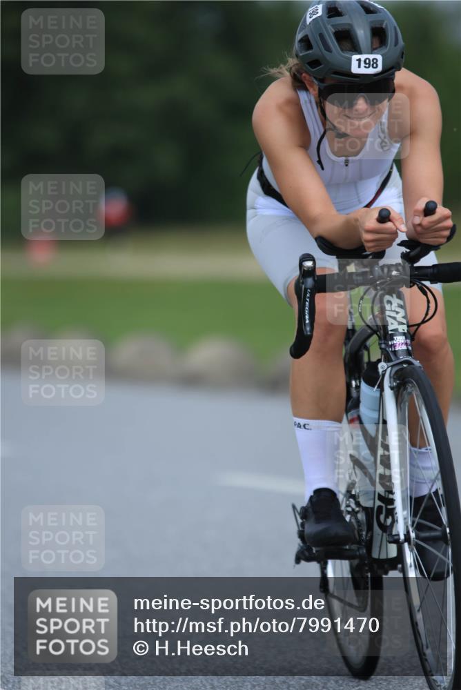 21.06.2025 - 27. Vierlanden-Triathlon H.Heesch http://msf.ph/oto/7991470 15.06.2025 11:56:42 Radfahren 198, 819, 946 meine-sportfotos.de