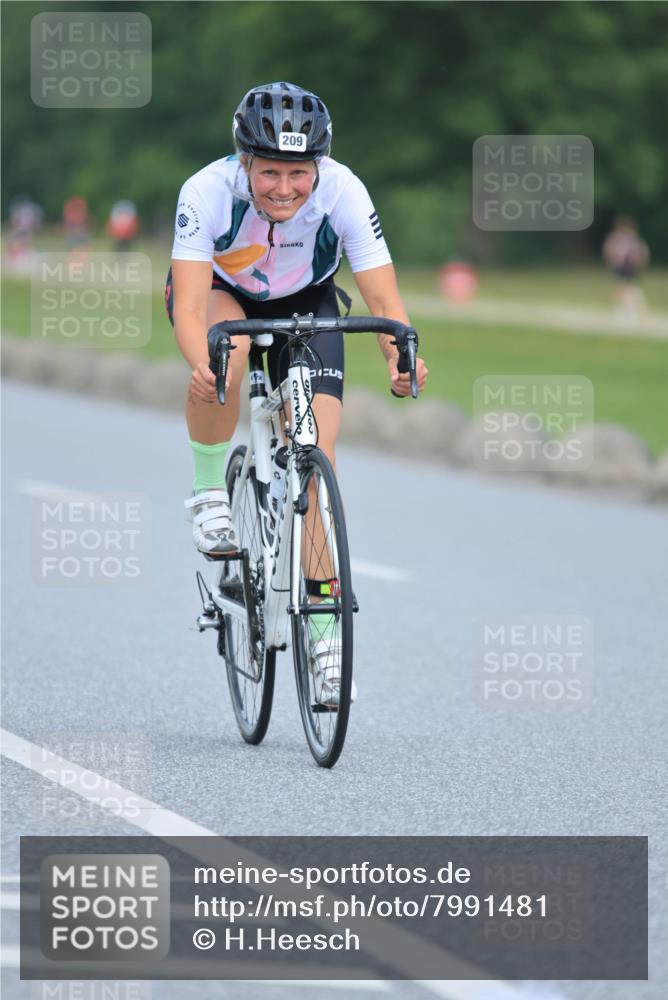 21.06.2025 - 27. Vierlanden-Triathlon H.Heesch http://msf.ph/oto/7991481 15.06.2025 11:56:56 Radfahren 209, 729, 766 meine-sportfotos.de