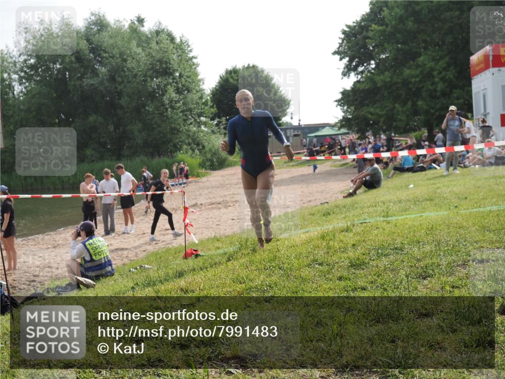 15.06.2025 - 27. Vierlanden-Triathlon KatJ http://msf.ph/oto/7991483 15.06.2025 09:13:51 Schwimmen 203, 228 meine-sportfotos.de