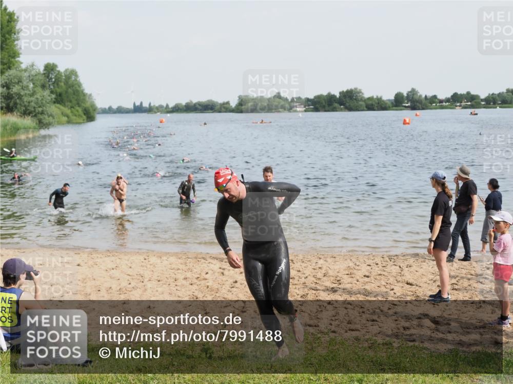 21.06.2025 - 27. Vierlanden-Triathlon MichiJ http://msf.ph/oto/7991488 15.06.2026 09:54:16 Schwimmen 255, 261, 302, 337, 342, 356 meine-sportfotos.de
