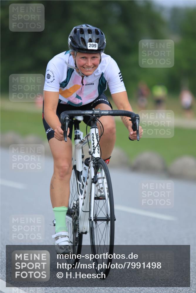 21.06.2025 - 27. Vierlanden-Triathlon H.Heesch http://msf.ph/oto/7991498 15.06.2025 11:56:56 Radfahren 209, 729, 766 meine-sportfotos.de