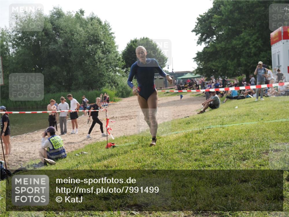 15.06.2025 - 27. Vierlanden-Triathlon KatJ http://msf.ph/oto/7991499 15.06.2025 09:13:51 Schwimmen 203, 228 meine-sportfotos.de