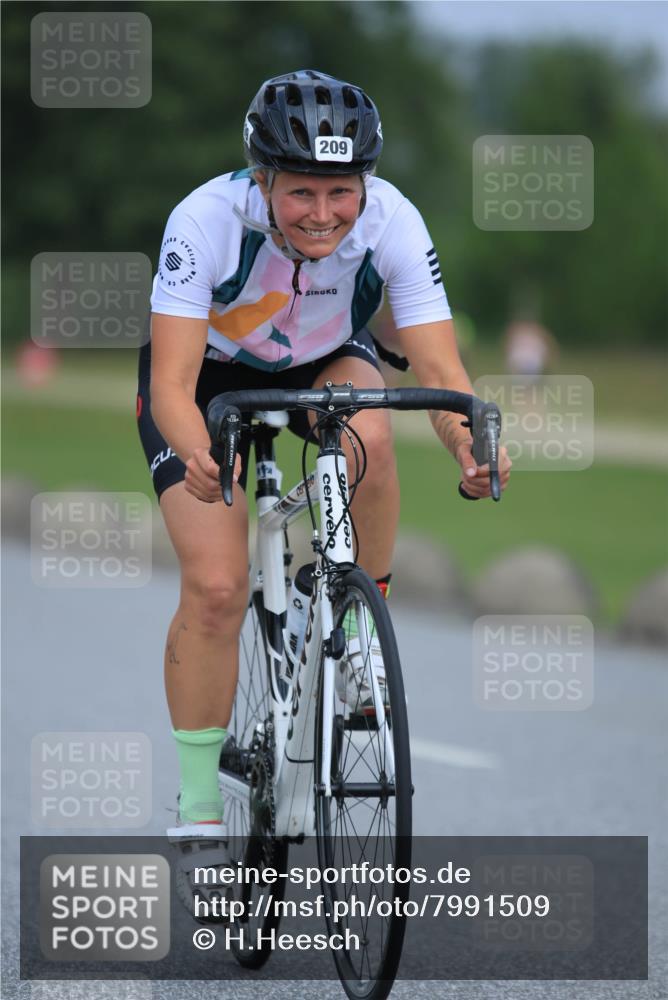 21.06.2025 - 27. Vierlanden-Triathlon H.Heesch http://msf.ph/oto/7991509 15.06.2025 11:56:56 Radfahren 209, 729, 766 meine-sportfotos.de