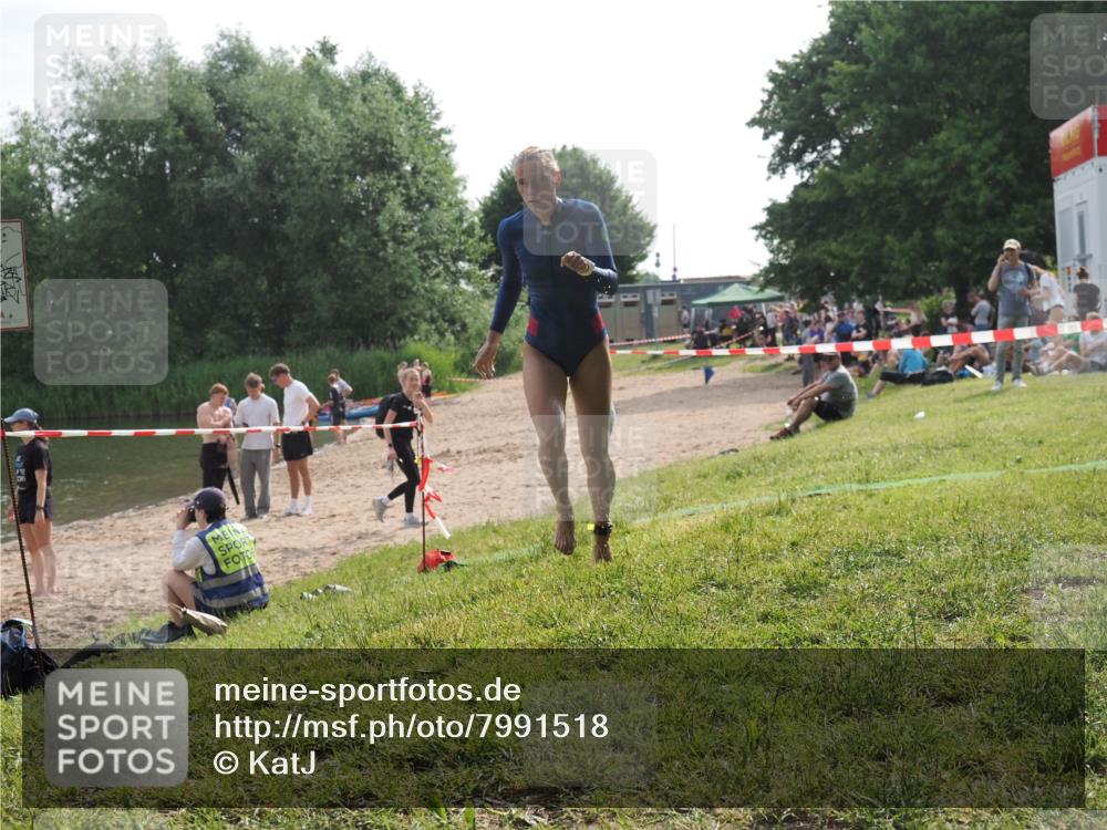 15.06.2025 - 27. Vierlanden-Triathlon KatJ http://msf.ph/oto/7991518 15.06.2025 09:13:51 Schwimmen 203, 228 meine-sportfotos.de