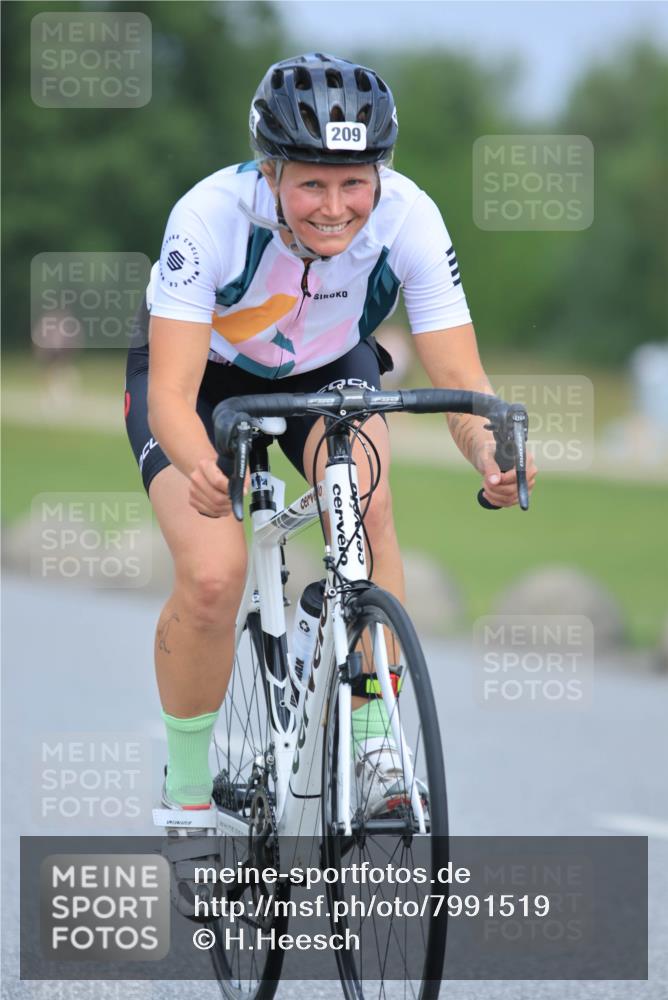 21.06.2025 - 27. Vierlanden-Triathlon H.Heesch http://msf.ph/oto/7991519 15.06.2025 11:56:56 Radfahren 209, 729, 766 meine-sportfotos.de