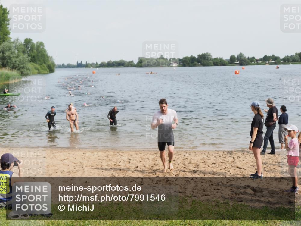 21.06.2025 - 27. Vierlanden-Triathlon MichiJ http://msf.ph/oto/7991546 15.06.2026 09:54:17 Schwimmen 253, 255, 261, 302, 337, 342, 356 meine-sportfotos.de