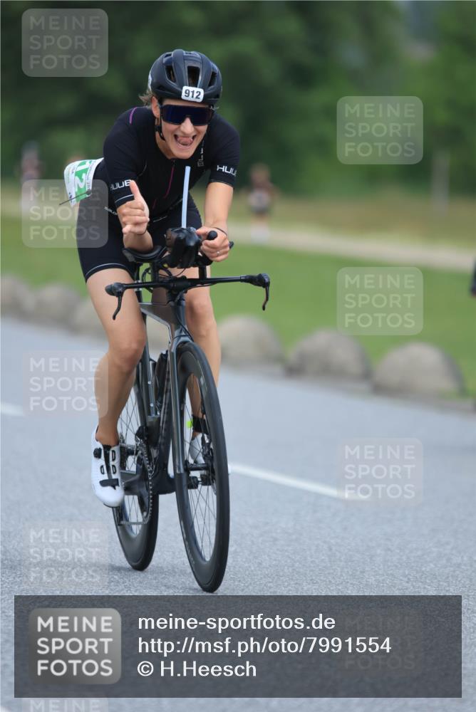 21.06.2025 - 27. Vierlanden-Triathlon H.Heesch http://msf.ph/oto/7991554 15.06.2025 11:57:09 Radfahren 653, 670, 750, 912 meine-sportfotos.de