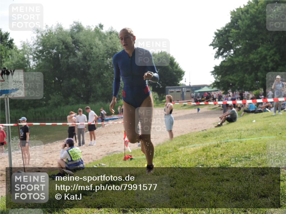 15.06.2025 - 27. Vierlanden-Triathlon KatJ http://msf.ph/oto/7991577 15.06.2025 09:13:52 Schwimmen 203, 228 meine-sportfotos.de