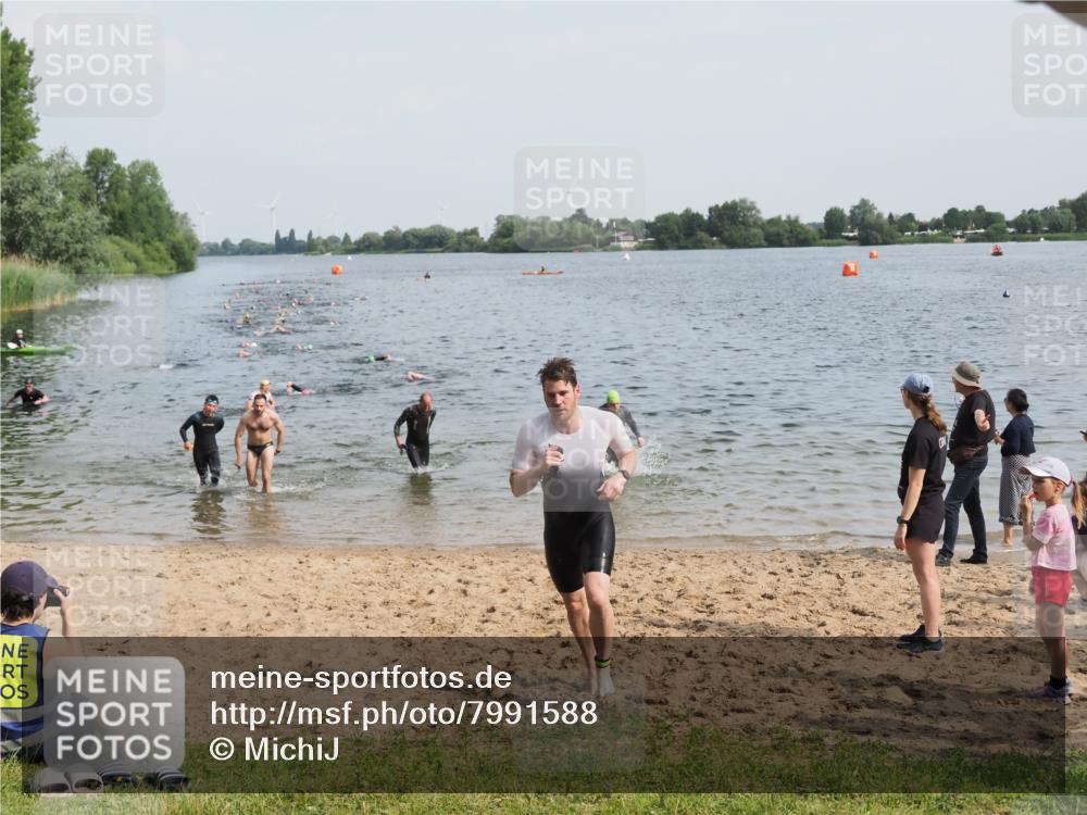 21.06.2025 - 27. Vierlanden-Triathlon MichiJ http://msf.ph/oto/7991588 15.06.2026 09:54:18 Schwimmen 253, 255, 261, 302, 337, 342, 356 meine-sportfotos.de
