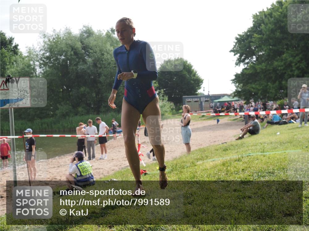 15.06.2025 - 27. Vierlanden-Triathlon KatJ http://msf.ph/oto/7991589 15.06.2025 09:13:52 Schwimmen 203, 228 meine-sportfotos.de