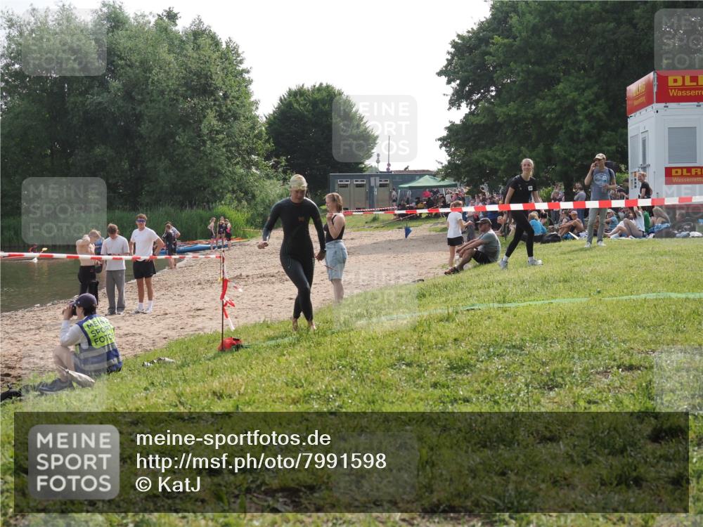 15.06.2025 - 27. Vierlanden-Triathlon KatJ http://msf.ph/oto/7991598 15.06.2025 09:13:57 Schwimmen 203, 228 meine-sportfotos.de