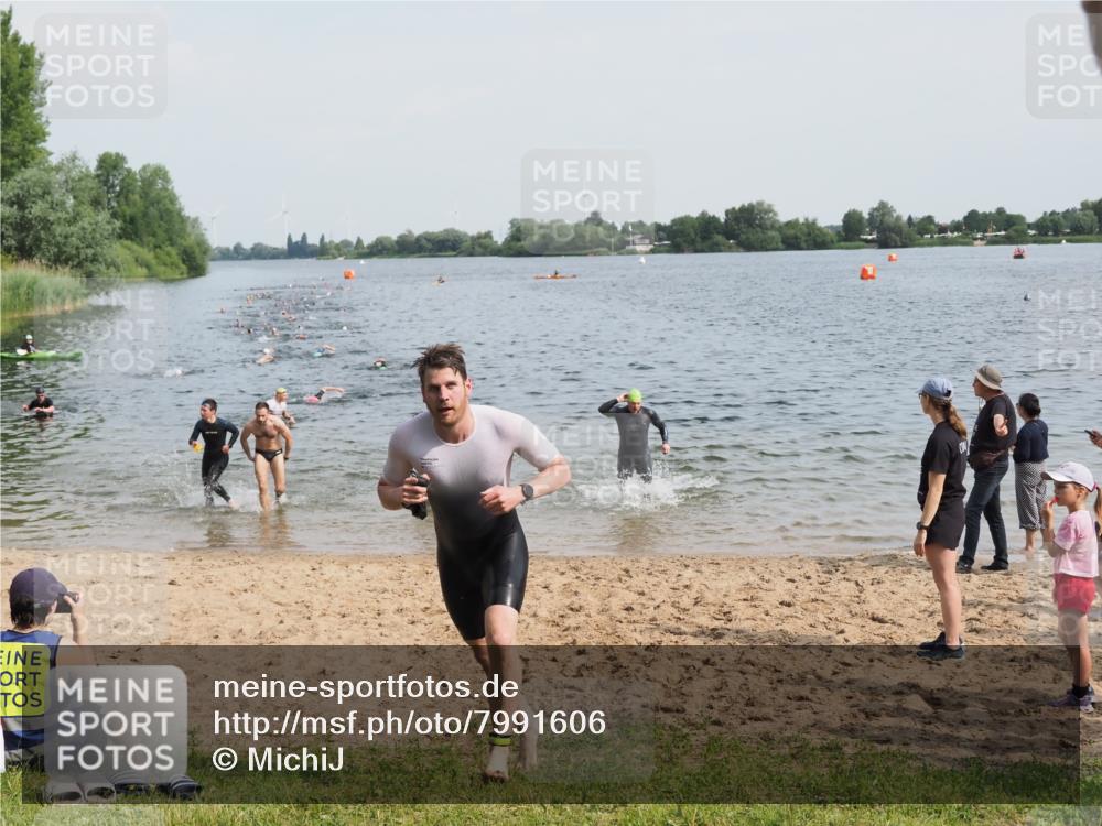 21.06.2025 - 27. Vierlanden-Triathlon MichiJ http://msf.ph/oto/7991606 15.06.2026 09:54:19 Schwimmen 253, 255, 261, 302, 337, 342, 356 meine-sportfotos.de