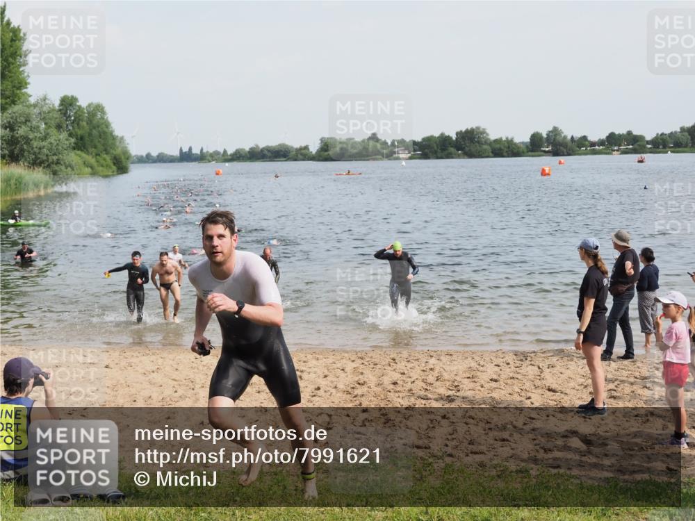 21.06.2025 - 27. Vierlanden-Triathlon MichiJ http://msf.ph/oto/7991621 15.06.2026 09:54:19 Schwimmen 253, 255, 261, 302, 337, 342, 356 meine-sportfotos.de
