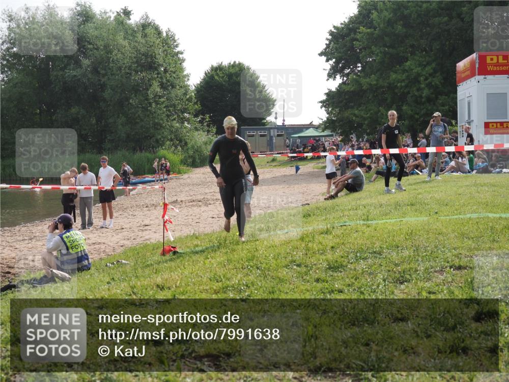15.06.2025 - 27. Vierlanden-Triathlon KatJ http://msf.ph/oto/7991638 15.06.2025 09:13:57 Schwimmen 203, 228 meine-sportfotos.de