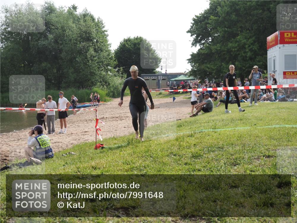 15.06.2025 - 27. Vierlanden-Triathlon KatJ http://msf.ph/oto/7991648 15.06.2025 09:13:57 Schwimmen 203, 228 meine-sportfotos.de