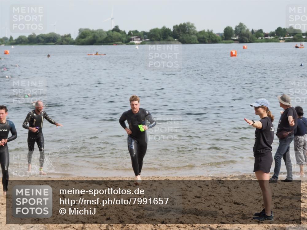 21.06.2025 - 27. Vierlanden-Triathlon MichiJ http://msf.ph/oto/7991657 15.06.2026 09:54:21 Schwimmen 253, 255, 261, 302, 337, 342, 354 meine-sportfotos.de