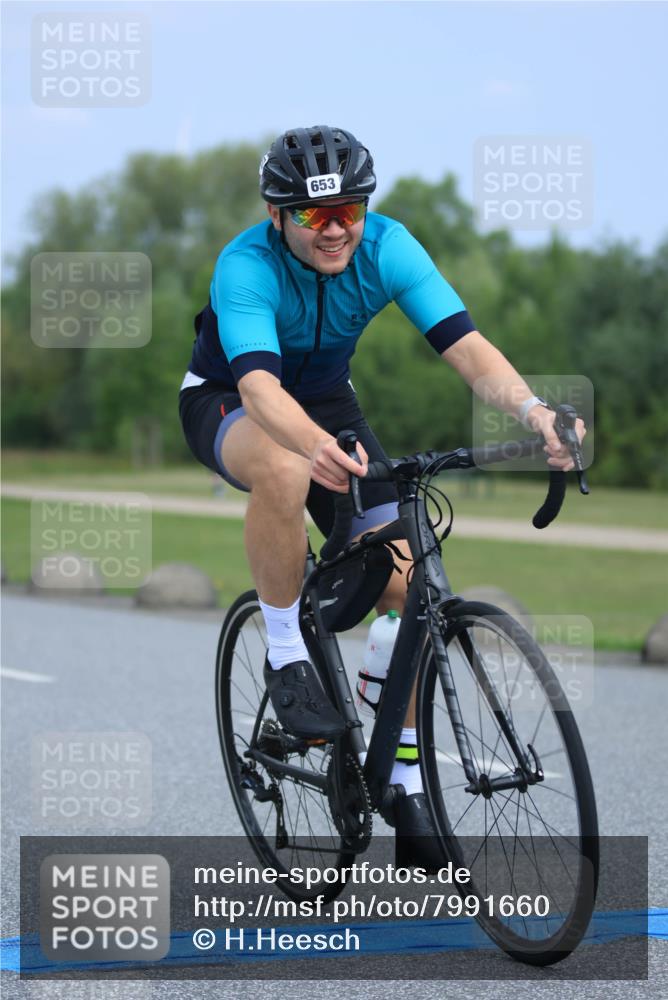 21.06.2025 - 27. Vierlanden-Triathlon H.Heesch http://msf.ph/oto/7991660 15.06.2025 11:57:18 Radfahren 653, 911 meine-sportfotos.de