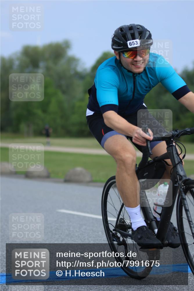 21.06.2025 - 27. Vierlanden-Triathlon H.Heesch http://msf.ph/oto/7991675 15.06.2025 11:57:18 Radfahren 653, 911 meine-sportfotos.de