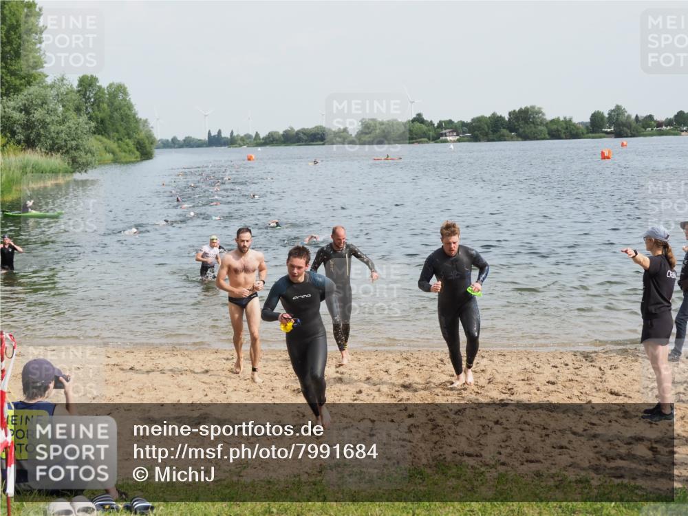 21.06.2025 - 27. Vierlanden-Triathlon MichiJ http://msf.ph/oto/7991684 15.06.2026 09:54:23 Schwimmen 253, 255, 261, 302, 337, 342, 354 meine-sportfotos.de