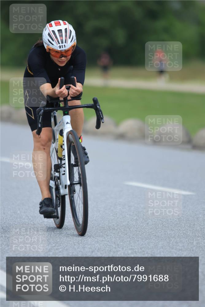 21.06.2025 - 27. Vierlanden-Triathlon H.Heesch http://msf.ph/oto/7991688 15.06.2025 11:57:24 Radfahren 673, 693, 911, 964 meine-sportfotos.de