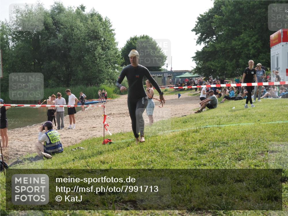 15.06.2025 - 27. Vierlanden-Triathlon KatJ http://msf.ph/oto/7991713 15.06.2025 09:13:58 Schwimmen 198, 203, 228 meine-sportfotos.de