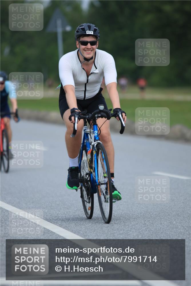 21.06.2025 - 27. Vierlanden-Triathlon H.Heesch http://msf.ph/oto/7991714 15.06.2025 11:57:27 Radfahren 673, 693, 911, 964 meine-sportfotos.de