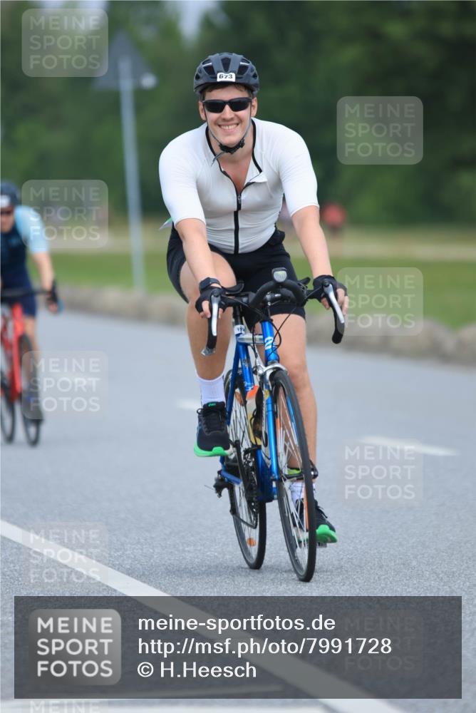 21.06.2025 - 27. Vierlanden-Triathlon H.Heesch http://msf.ph/oto/7991728 15.06.2025 11:57:27 Radfahren 673, 693, 911, 964 meine-sportfotos.de