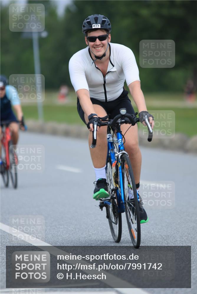 21.06.2025 - 27. Vierlanden-Triathlon H.Heesch http://msf.ph/oto/7991742 15.06.2025 11:57:27 Radfahren 673, 693, 911, 964 meine-sportfotos.de