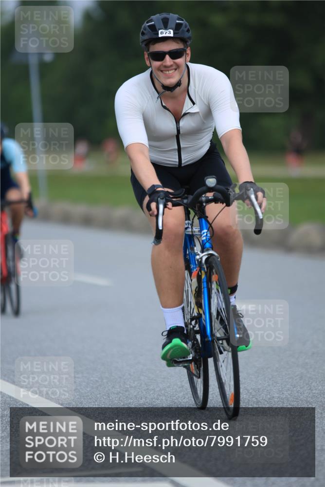 21.06.2025 - 27. Vierlanden-Triathlon H.Heesch http://msf.ph/oto/7991759 15.06.2025 11:57:27 Radfahren 673, 693, 911, 964 meine-sportfotos.de
