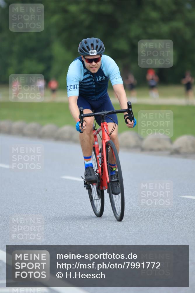 21.06.2025 - 27. Vierlanden-Triathlon H.Heesch http://msf.ph/oto/7991772 15.06.2025 11:57:29 Radfahren 673, 693, 792, 798, 964 meine-sportfotos.de
