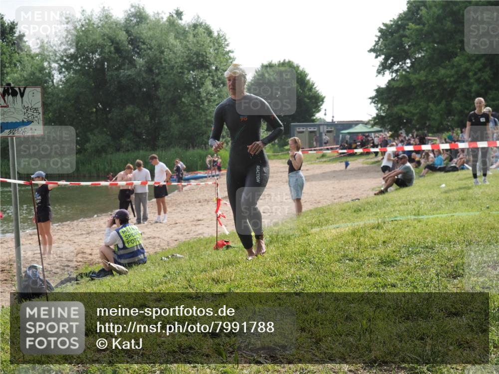 15.06.2025 - 27. Vierlanden-Triathlon KatJ http://msf.ph/oto/7991788 15.06.2025 09:13:59 Schwimmen 198, 203, 228 meine-sportfotos.de
