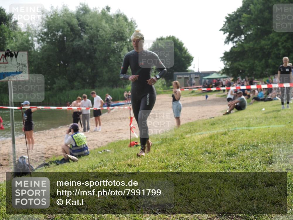 15.06.2025 - 27. Vierlanden-Triathlon KatJ http://msf.ph/oto/7991799 15.06.2025 09:13:59 Schwimmen 198, 203, 228 meine-sportfotos.de