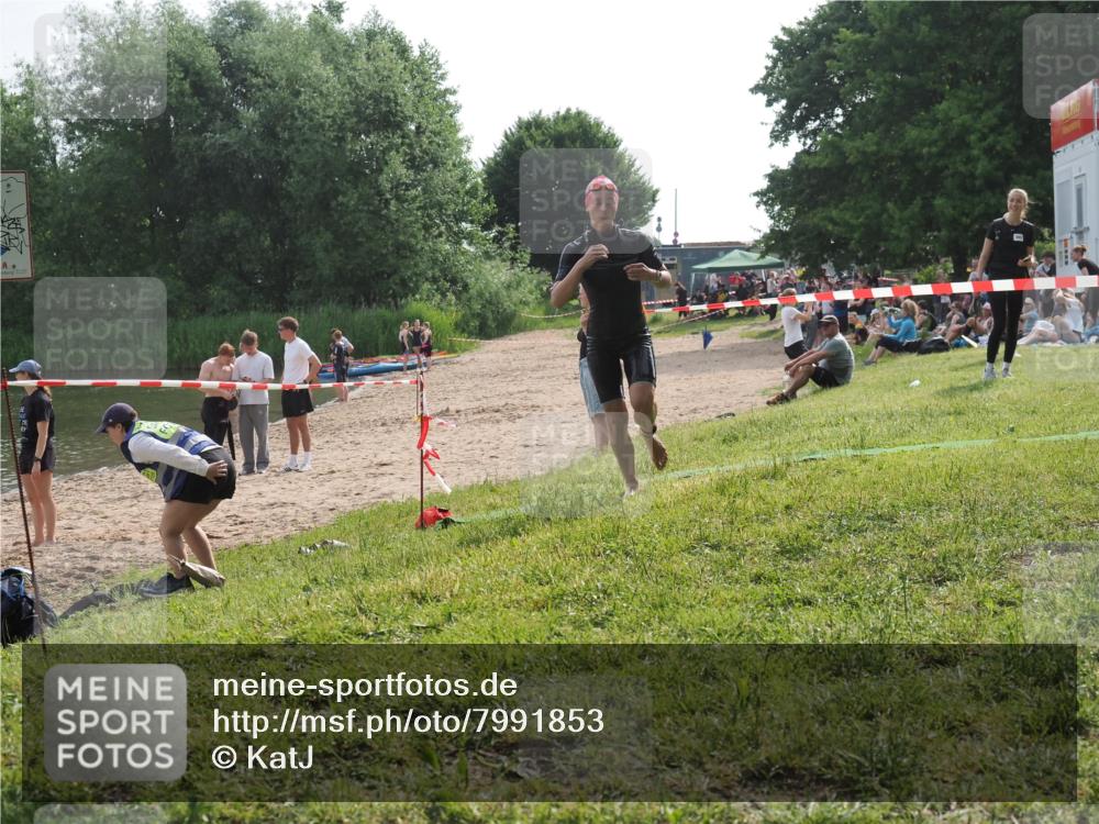 15.06.2025 - 27. Vierlanden-Triathlon KatJ http://msf.ph/oto/7991853 15.06.2025 09:14:05 Schwimmen 198, 228 meine-sportfotos.de