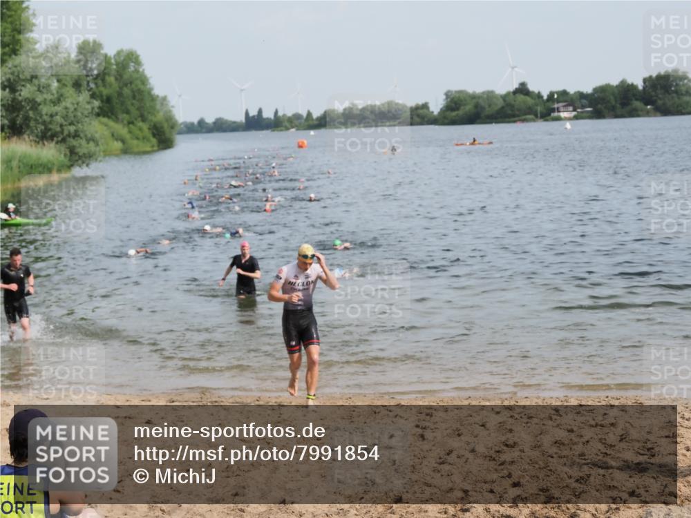 21.06.2025 - 27. Vierlanden-Triathlon MichiJ http://msf.ph/oto/7991854 15.06.2026 09:54:28 Schwimmen 253, 255, 261, 318, 342, 354 meine-sportfotos.de