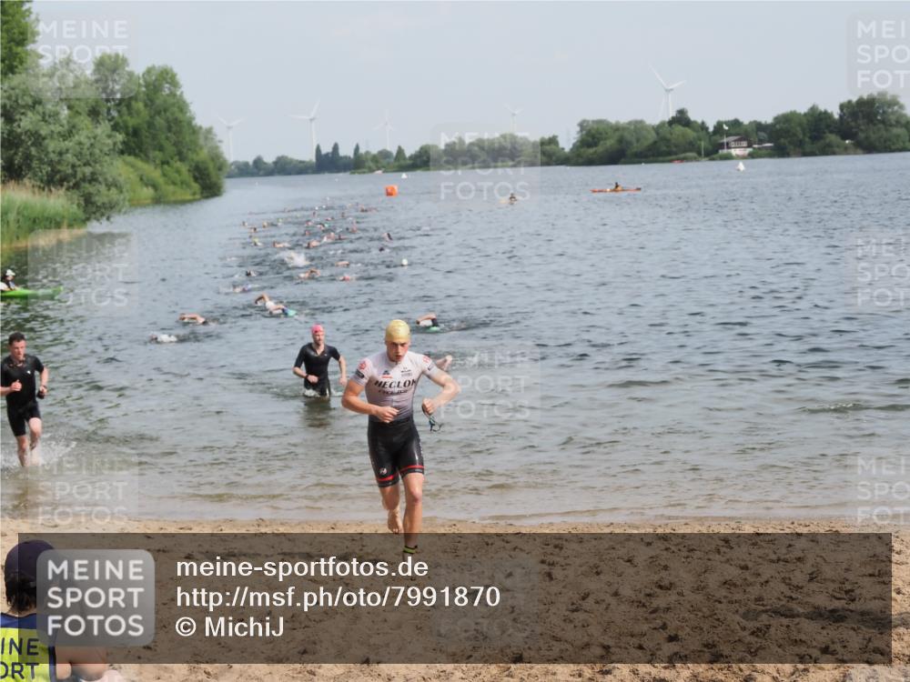 21.06.2025 - 27. Vierlanden-Triathlon MichiJ http://msf.ph/oto/7991870 15.06.2026 09:54:28 Schwimmen 253, 255, 261, 318, 342, 354 meine-sportfotos.de