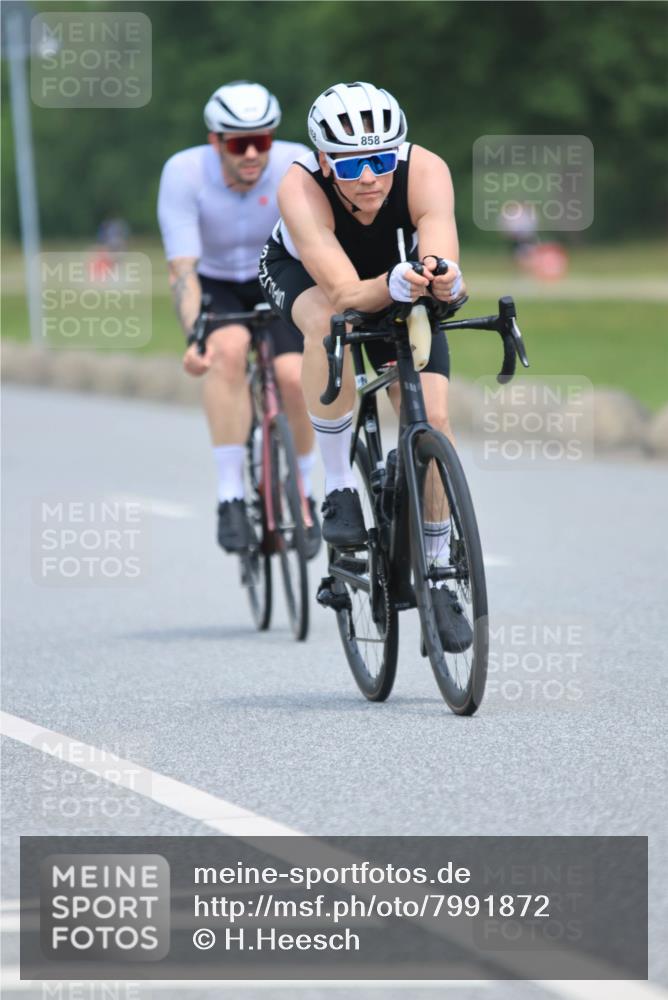 21.06.2025 - 27. Vierlanden-Triathlon H.Heesch http://msf.ph/oto/7991872 15.06.2025 11:57:39 Radfahren 655, 792, 798, 804, 833, 858, 904, 954, 958 meine-sportfotos.de