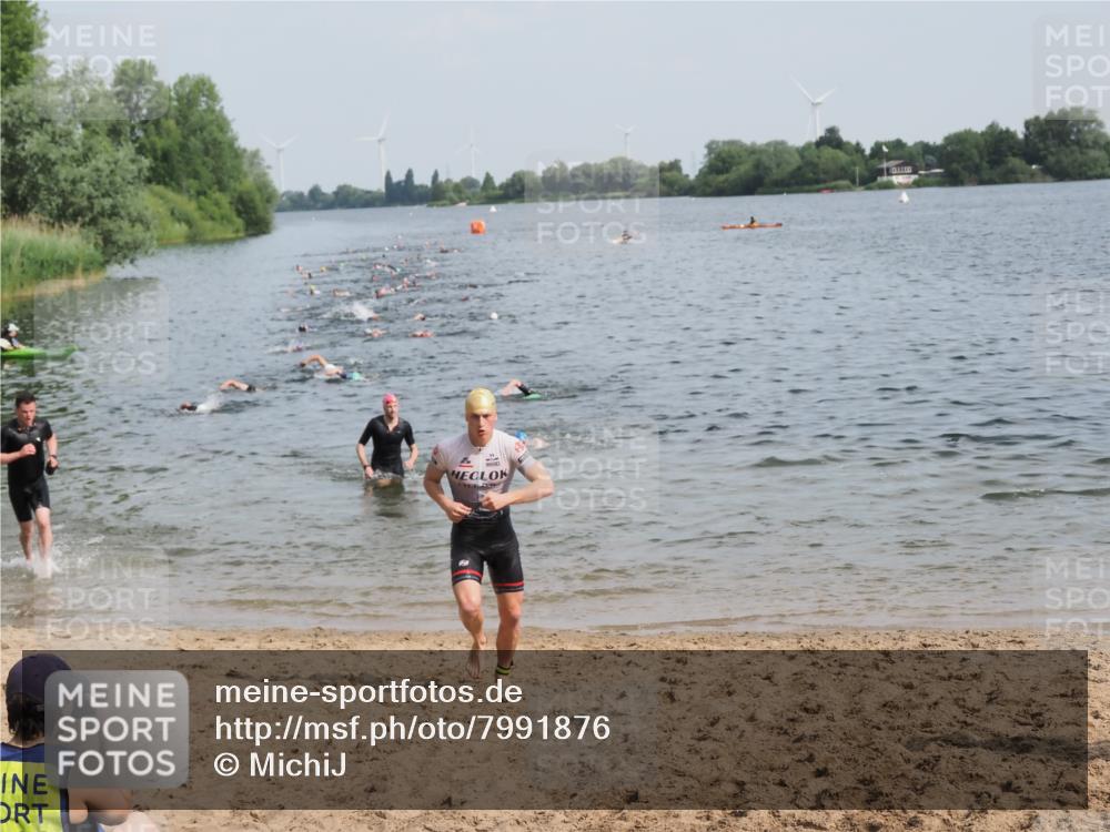 21.06.2025 - 27. Vierlanden-Triathlon MichiJ http://msf.ph/oto/7991876 15.06.2026 09:54:28 Schwimmen 253, 255, 261, 318, 342, 354 meine-sportfotos.de