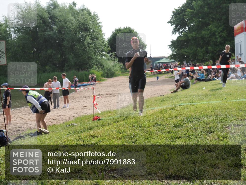 15.06.2025 - 27. Vierlanden-Triathlon KatJ http://msf.ph/oto/7991883 15.06.2025 09:14:05 Schwimmen 198, 228 meine-sportfotos.de