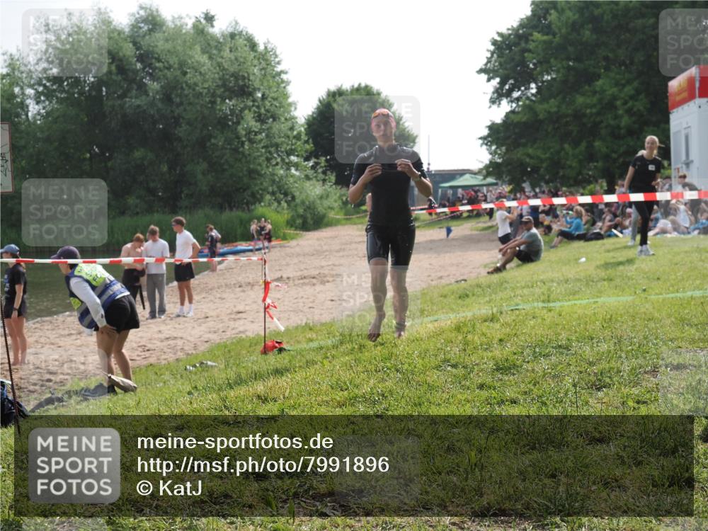 15.06.2025 - 27. Vierlanden-Triathlon KatJ http://msf.ph/oto/7991896 15.06.2025 09:14:05 Schwimmen 198, 228 meine-sportfotos.de