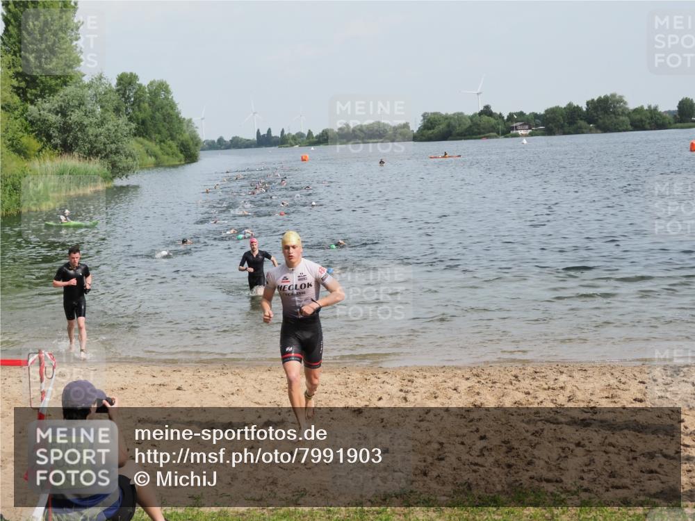 21.06.2025 - 27. Vierlanden-Triathlon MichiJ http://msf.ph/oto/7991903 15.06.2026 09:54:29 Schwimmen 253, 255, 261, 262, 318, 342, 354 meine-sportfotos.de