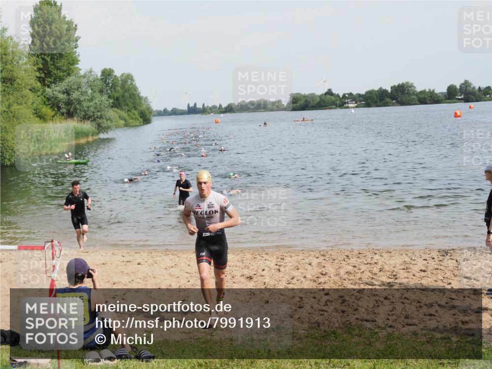 21.06.2025 - 27. Vierlanden-Triathlon MichiJ http://msf.ph/oto/7991913 15.06.2026 09:54:30 Schwimmen 253, 255, 261, 262, 318, 342, 354 meine-sportfotos.de