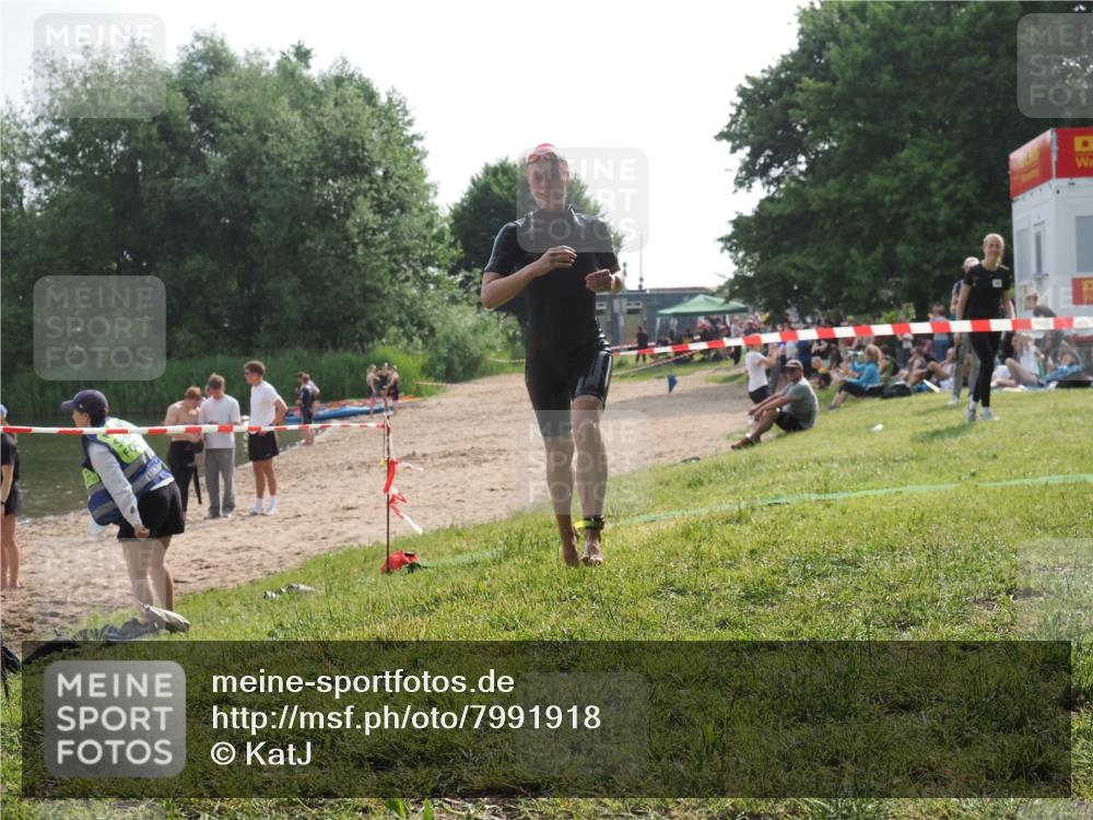 15.06.2025 - 27. Vierlanden-Triathlon KatJ http://msf.ph/oto/7991918 15.06.2025 09:14:05 Schwimmen 198, 228 meine-sportfotos.de