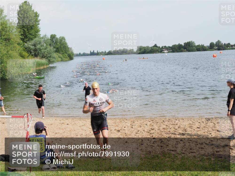 21.06.2025 - 27. Vierlanden-Triathlon MichiJ http://msf.ph/oto/7991930 15.06.2026 09:54:30 Schwimmen 253, 255, 261, 262, 318, 342, 354 meine-sportfotos.de