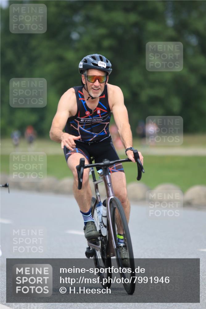 21.06.2025 - 27. Vierlanden-Triathlon H.Heesch http://msf.ph/oto/7991946 15.06.2025 11:57:43 Radfahren 655, 804, 833, 904, 954, 958 meine-sportfotos.de