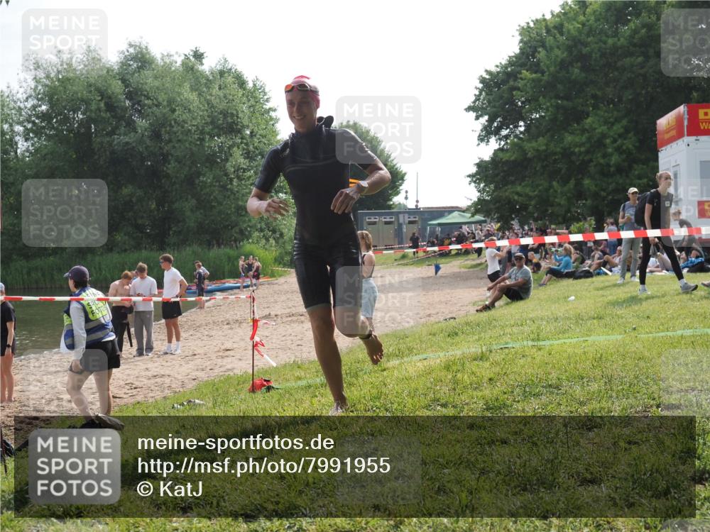 15.06.2025 - 27. Vierlanden-Triathlon KatJ http://msf.ph/oto/7991955 15.06.2025 09:14:06 Schwimmen 198, 228 meine-sportfotos.de