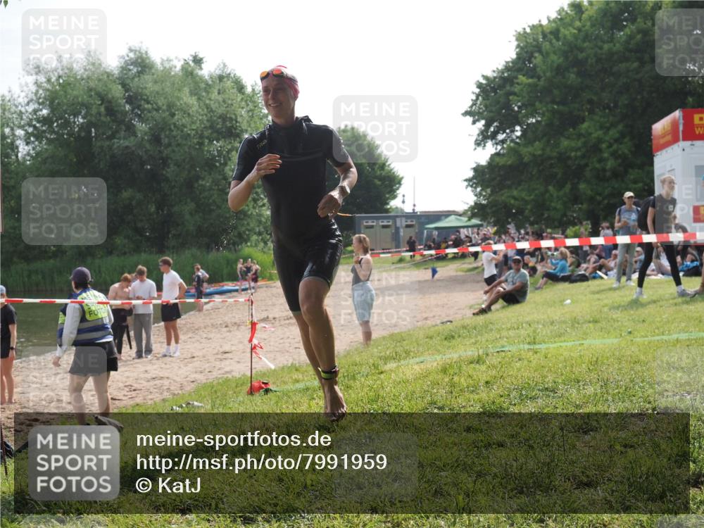 15.06.2025 - 27. Vierlanden-Triathlon KatJ http://msf.ph/oto/7991959 15.06.2025 09:14:06 Schwimmen 198, 228 meine-sportfotos.de