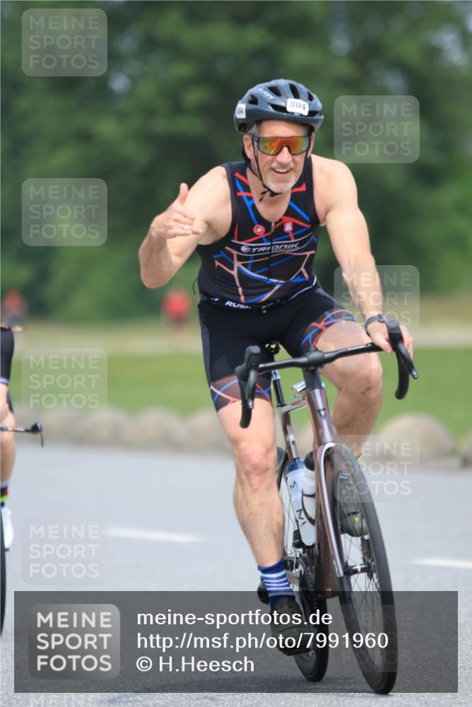 21.06.2025 - 27. Vierlanden-Triathlon H.Heesch http://msf.ph/oto/7991960 15.06.2025 11:57:43 Radfahren 655, 804, 833, 904, 954, 958 meine-sportfotos.de
