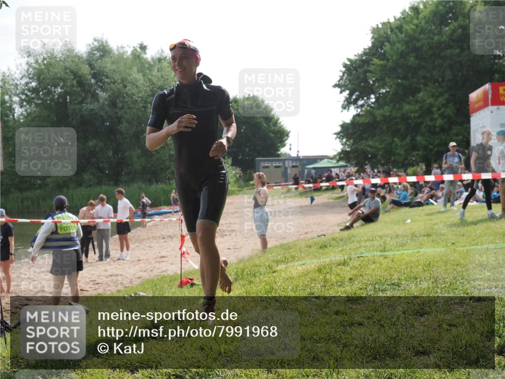 15.06.2025 - 27. Vierlanden-Triathlon KatJ http://msf.ph/oto/7991968 15.06.2025 09:14:06 Schwimmen 198, 228 meine-sportfotos.de