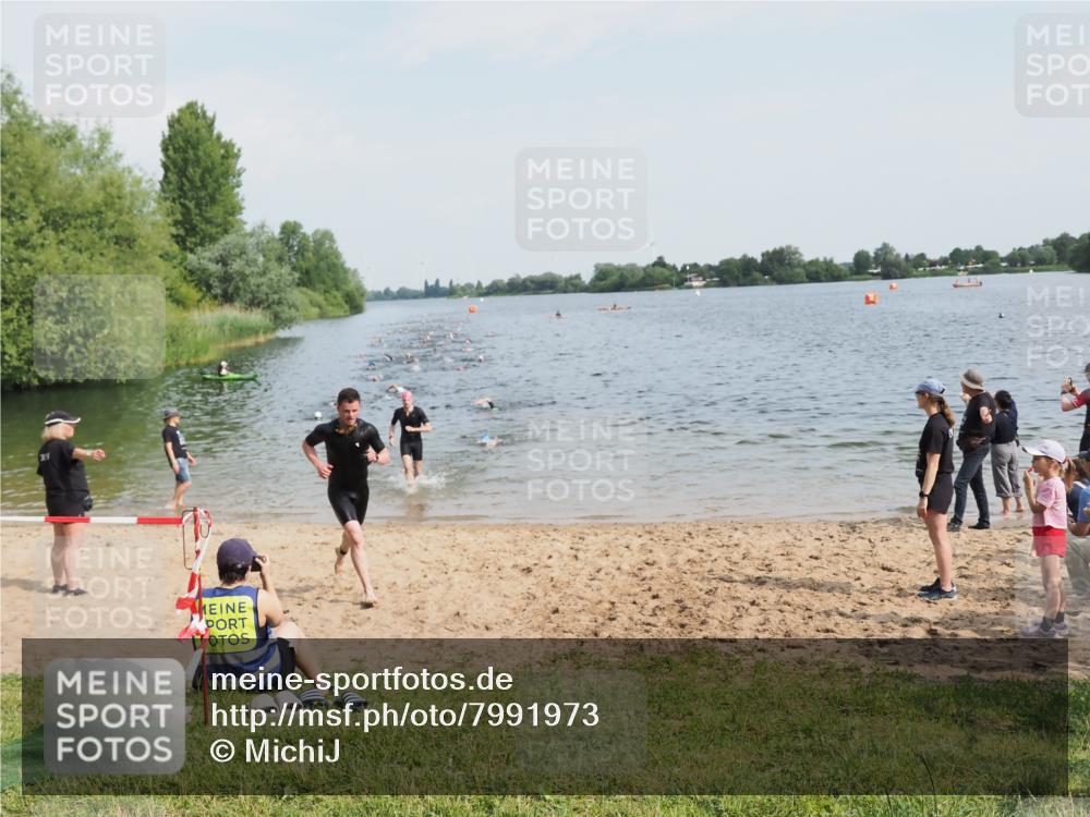 21.06.2025 - 27. Vierlanden-Triathlon MichiJ http://msf.ph/oto/7991973 15.06.2026 09:54:32 Schwimmen 253, 255, 261, 262, 294, 318, 354 meine-sportfotos.de